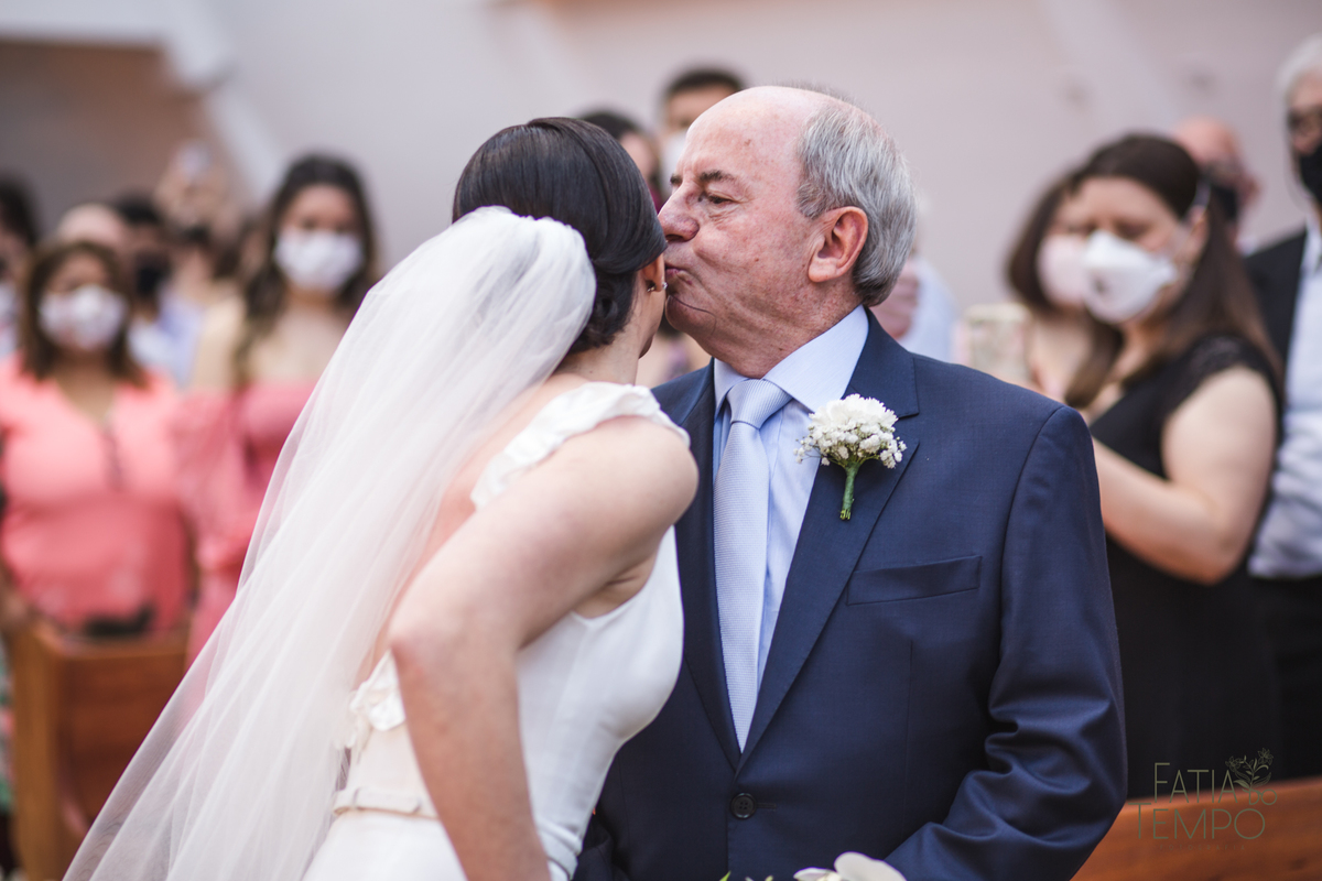 Pelle Capelli hair, Sitio São Jorge, Jardim Secreto, Igreja Santíssima Virgem, casamento na igreja, igreja, noiva classica, noivo de azul, noivo terno azul, familia em casamento, mini wedding, casamento pequeno, casamento intimista, buque da noiva