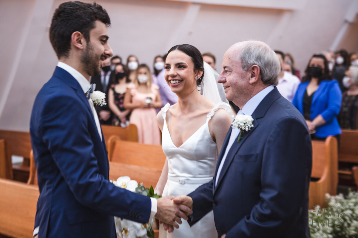 Pelle Capelli hair, Sitio São Jorge, Jardim Secreto, Igreja Santíssima Virgem, casamento na igreja, igreja, noiva classica, noivo de azul, noivo terno azul, familia em casamento, mini wedding, casamento pequeno, casamento intimista, buque da noiva