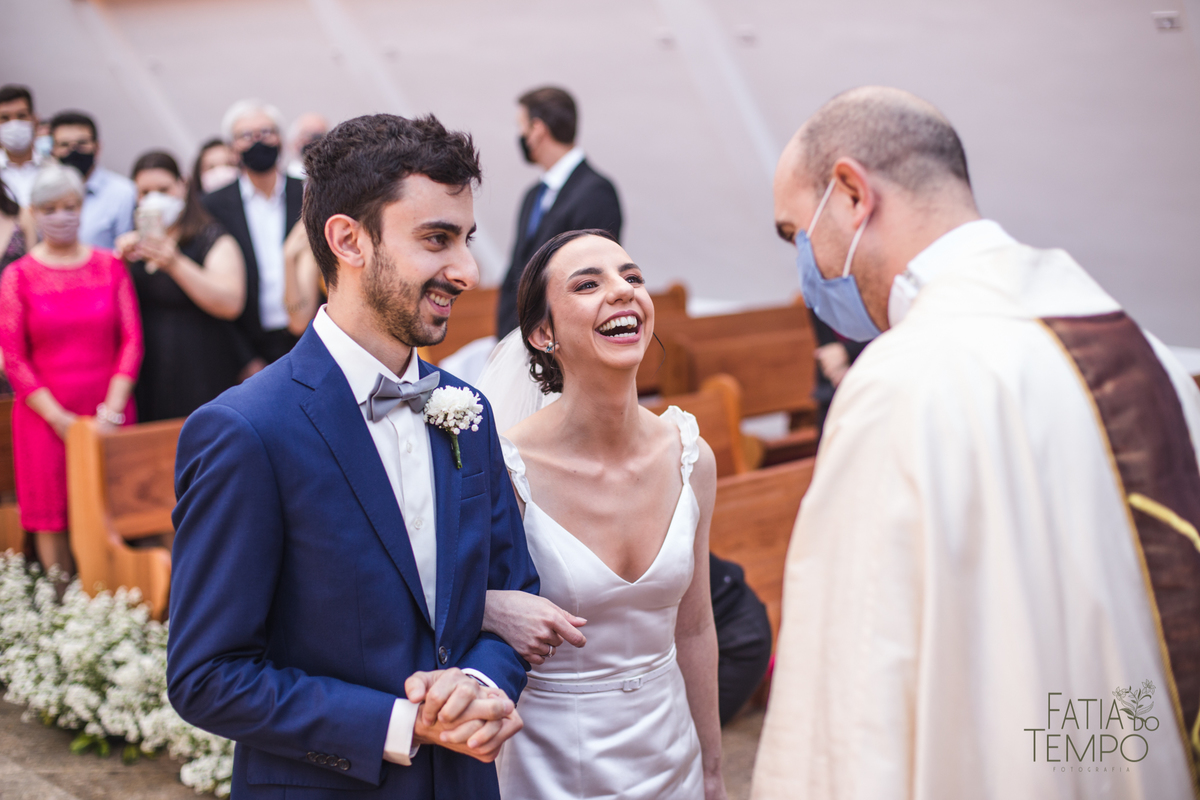 Pelle Capelli hair, Sitio São Jorge, Jardim Secreto, Igreja Santíssima Virgem, casamento na igreja, igreja, noiva classica, noivo de azul, noivo terno azul, familia em casamento, mini wedding, casamento pequeno, casamento intimista, buque da noiva