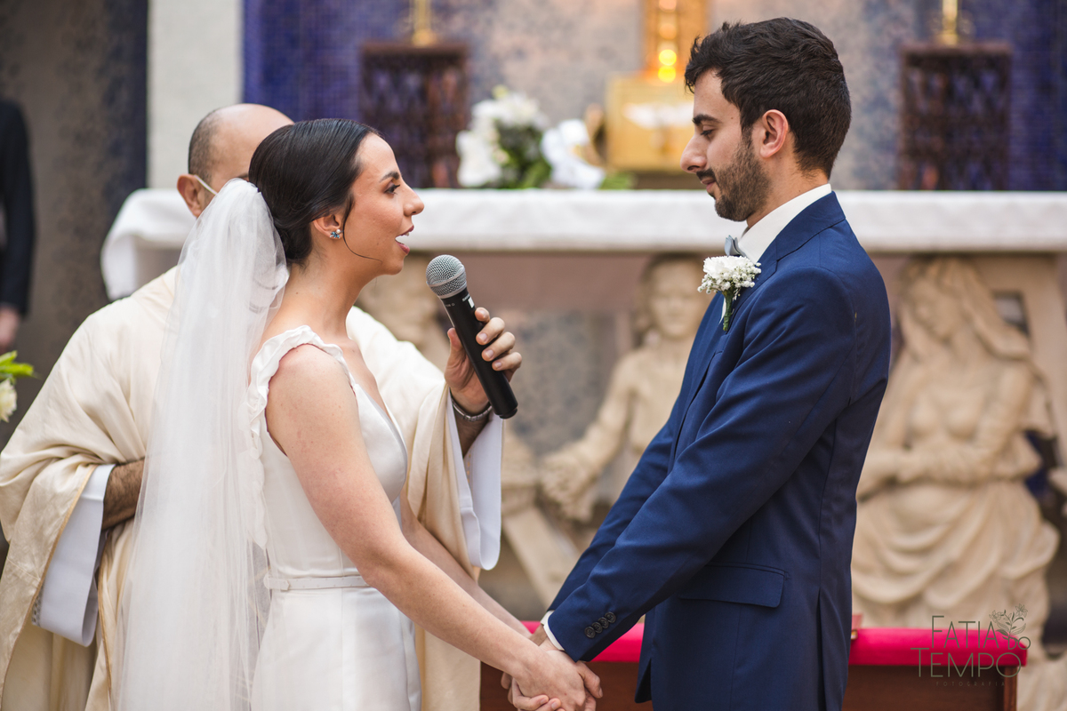 Pelle Capelli hair, Sitio São Jorge, Jardim Secreto, Igreja Santíssima Virgem, casamento na igreja, igreja, noiva classica, noivo de azul, noivo terno azul, familia em casamento, mini wedding, casamento pequeno, casamento intimista, buque da noiva