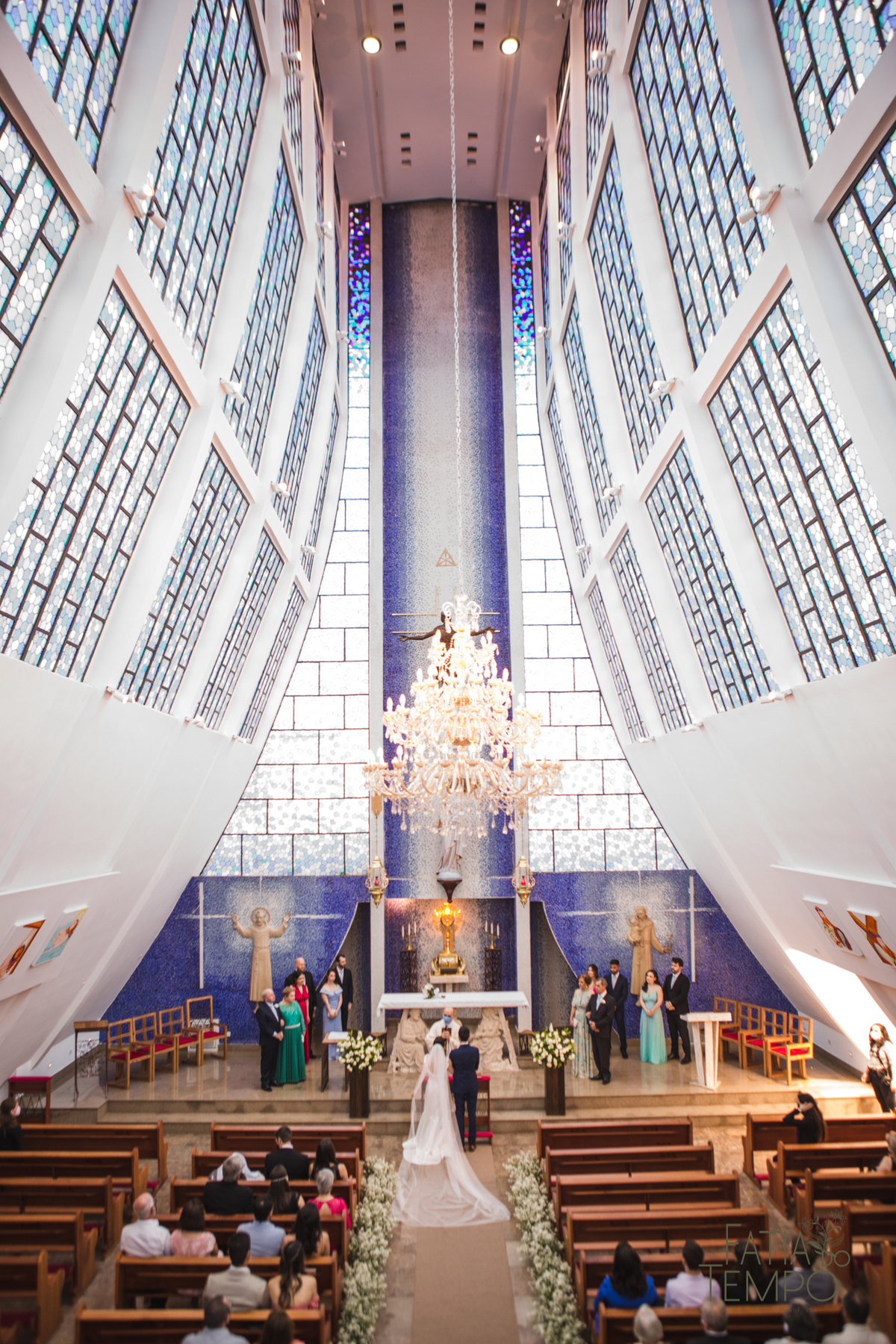 Pelle Capelli hair, Sitio São Jorge, Jardim Secreto, Igreja Santíssima Virgem, casamento na igreja, igreja, noiva classica, noivo de azul, noivo terno azul, familia em casamento, mini wedding, casamento pequeno, casamento intimista, buque da noiva
