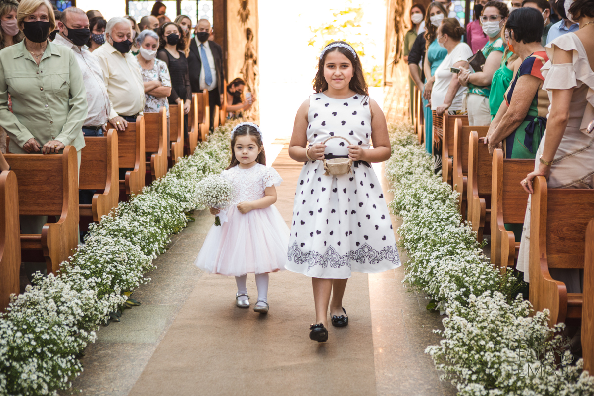 Pelle Capelli hair, Sitio São Jorge, Jardim Secreto, Igreja Santíssima Virgem, casamento na igreja, igreja, noiva classica, noivo de azul, noivo terno azul, familia em casamento, mini wedding, casamento pequeno, casamento intimista, buque da noiva
