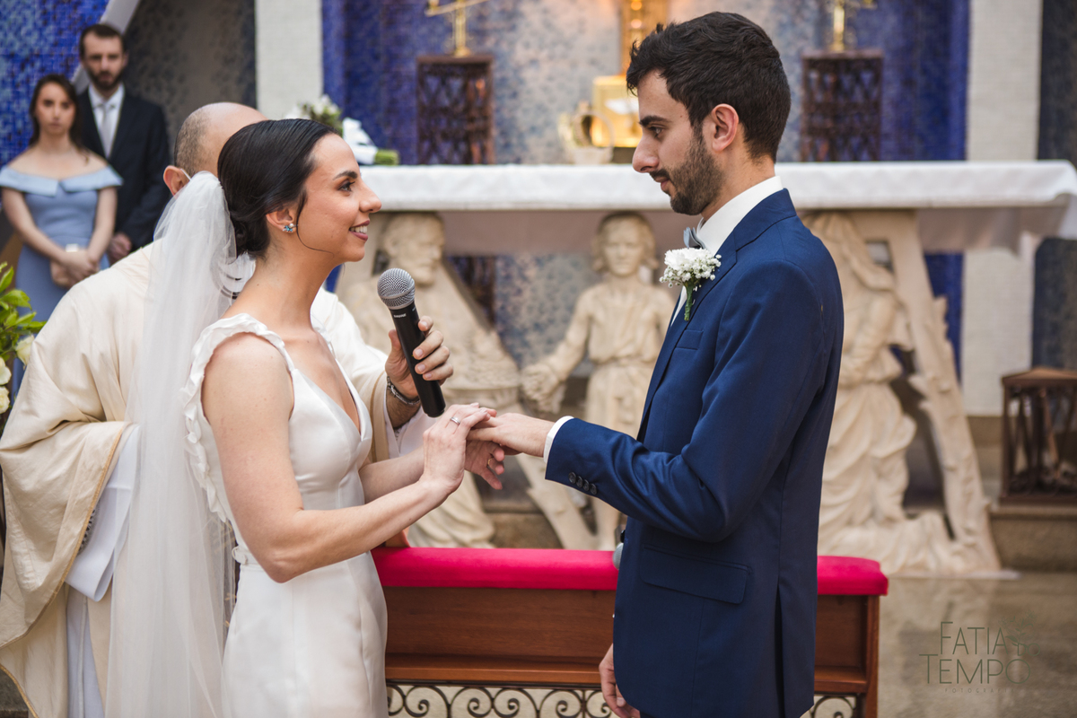 Pelle Capelli hair, Sitio São Jorge, Jardim Secreto, Igreja Santíssima Virgem, casamento na igreja, igreja, noiva classica, noivo de azul, noivo terno azul, familia em casamento, mini wedding, casamento pequeno, casamento intimista, buque da noiva