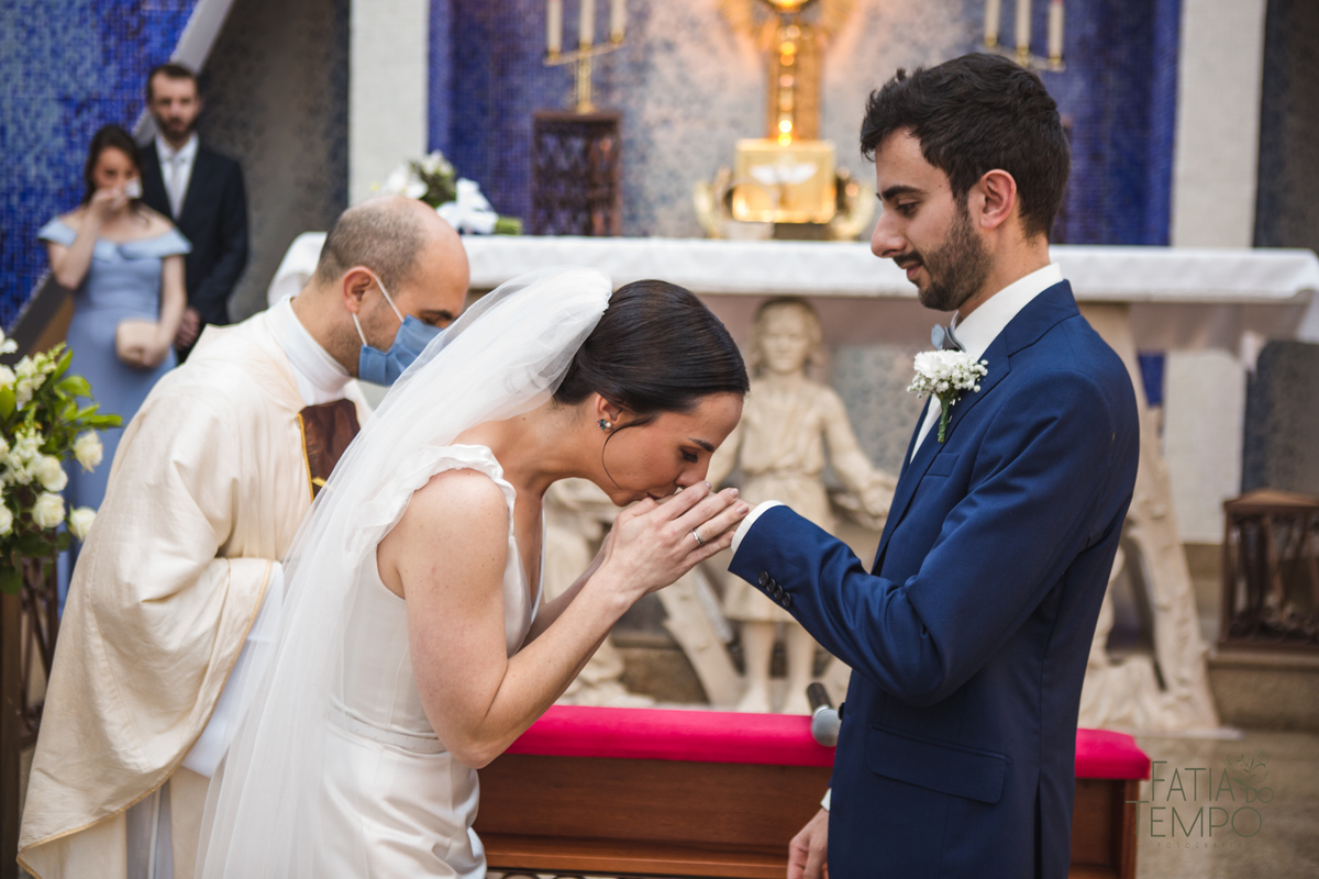 Pelle Capelli hair, Sitio São Jorge, Jardim Secreto, Igreja Santíssima Virgem, casamento na igreja, igreja, noiva classica, noivo de azul, noivo terno azul, familia em casamento, mini wedding, casamento pequeno, casamento intimista, buque da noiva