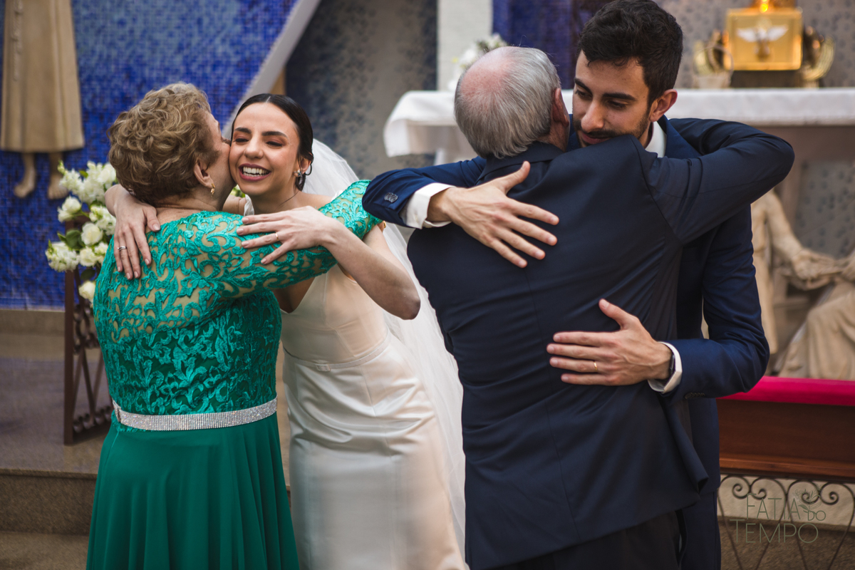 Pelle Capelli hair, Sitio São Jorge, Jardim Secreto, Igreja Santíssima Virgem, casamento na igreja, igreja, noiva classica, noivo de azul, noivo terno azul, familia em casamento, mini wedding, casamento pequeno, casamento intimista, buque da noiva