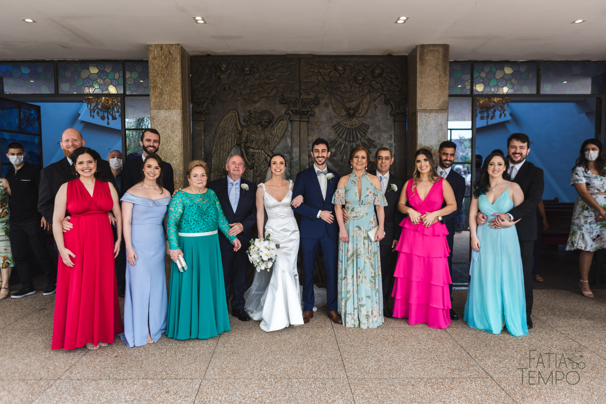 Pelle Capelli hair, Sitio São Jorge, Jardim Secreto, Igreja Santíssima Virgem, casamento na igreja, igreja, noiva classica, noivo de azul, noivo terno azul, familia em casamento, mini wedding, casamento pequeno, casamento intimista, buque da noiva