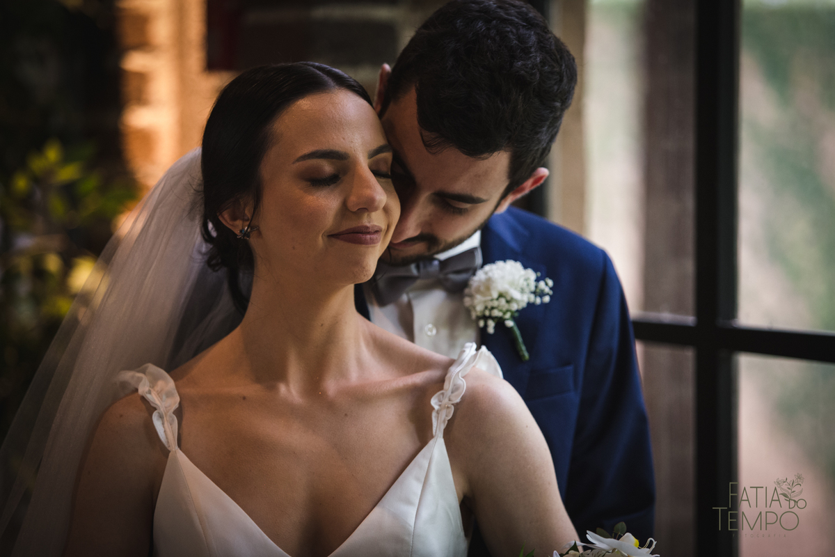 Pelle Capelli hair, Sitio São Jorge, Jardim Secreto, Igreja Santíssima Virgem, casamento na igreja, igreja, noiva classica, noivo de azul, noivo terno azul, familia em casamento, mini wedding, casamento pequeno, casamento intimista, buque da noiva