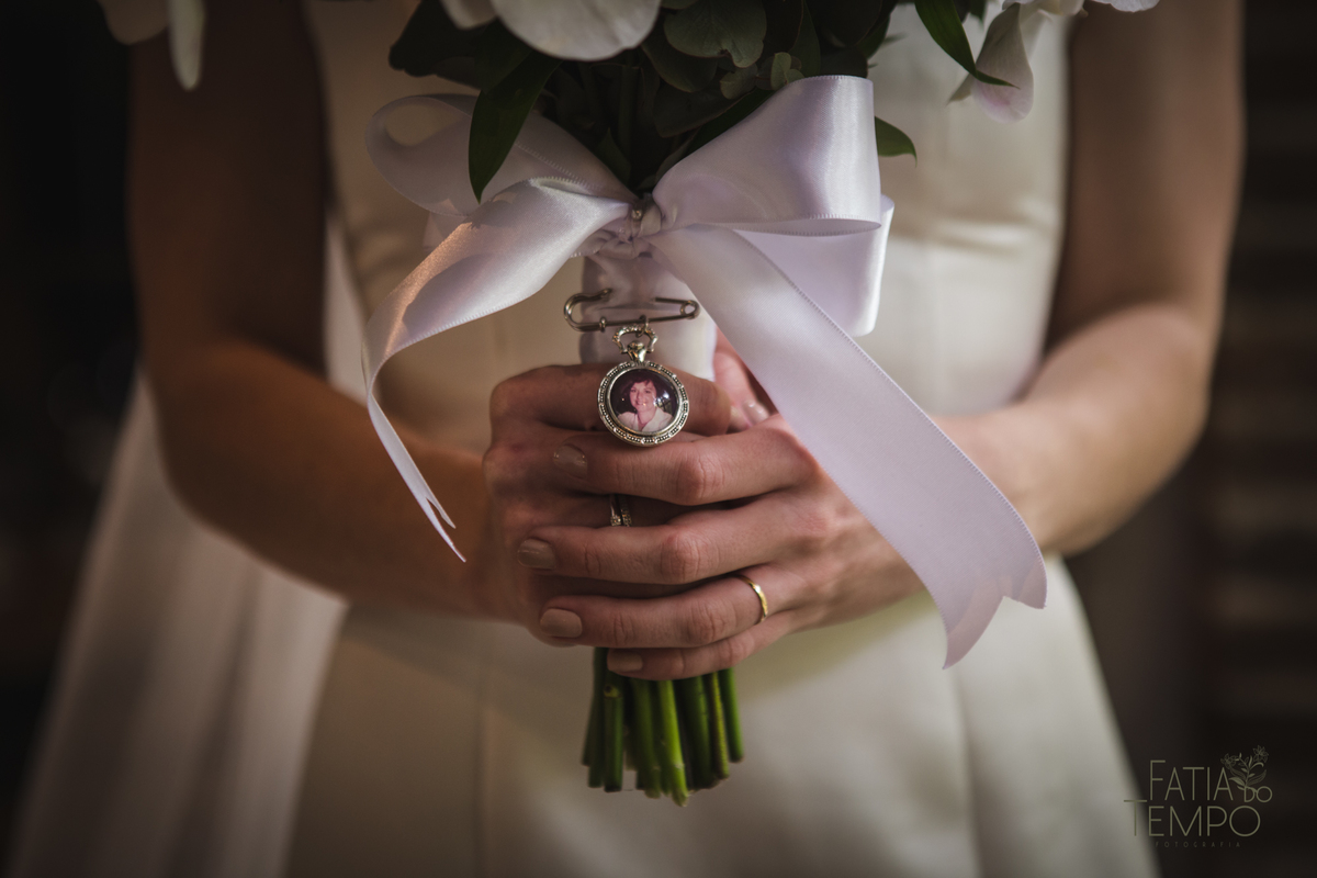 Pelle Capelli hair, Sitio São Jorge, Jardim Secreto, Igreja Santíssima Virgem, casamento na igreja, igreja, noiva classica, noivo de azul, noivo terno azul, familia em casamento, mini wedding, casamento pequeno, casamento intimista, buque da noiva