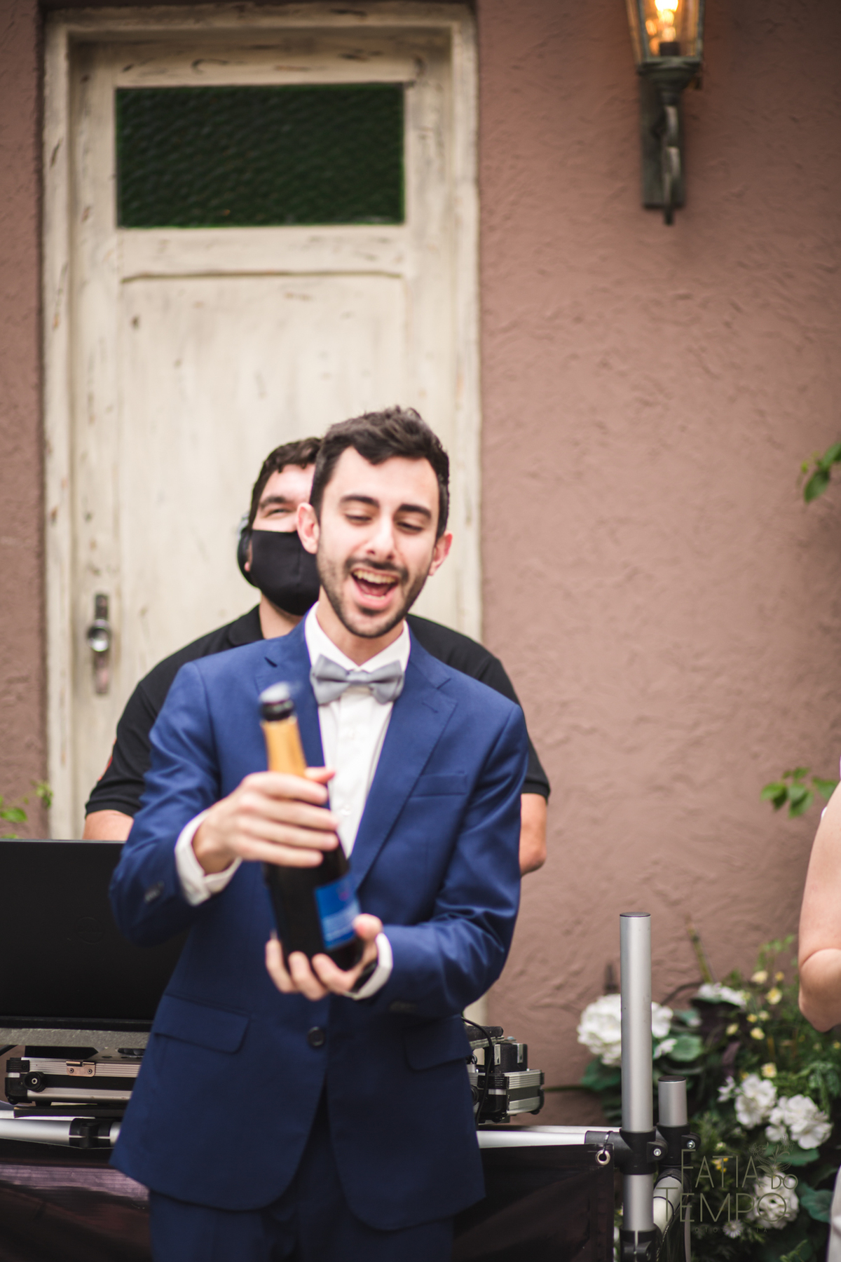 Pelle Capelli hair, Sitio São Jorge, Jardim Secreto, Igreja Santíssima Virgem, casamento na igreja, igreja, noiva classica, noivo de azul, noivo terno azul, familia em casamento, mini wedding, casamento pequeno, casamento intimista, buque da noiva