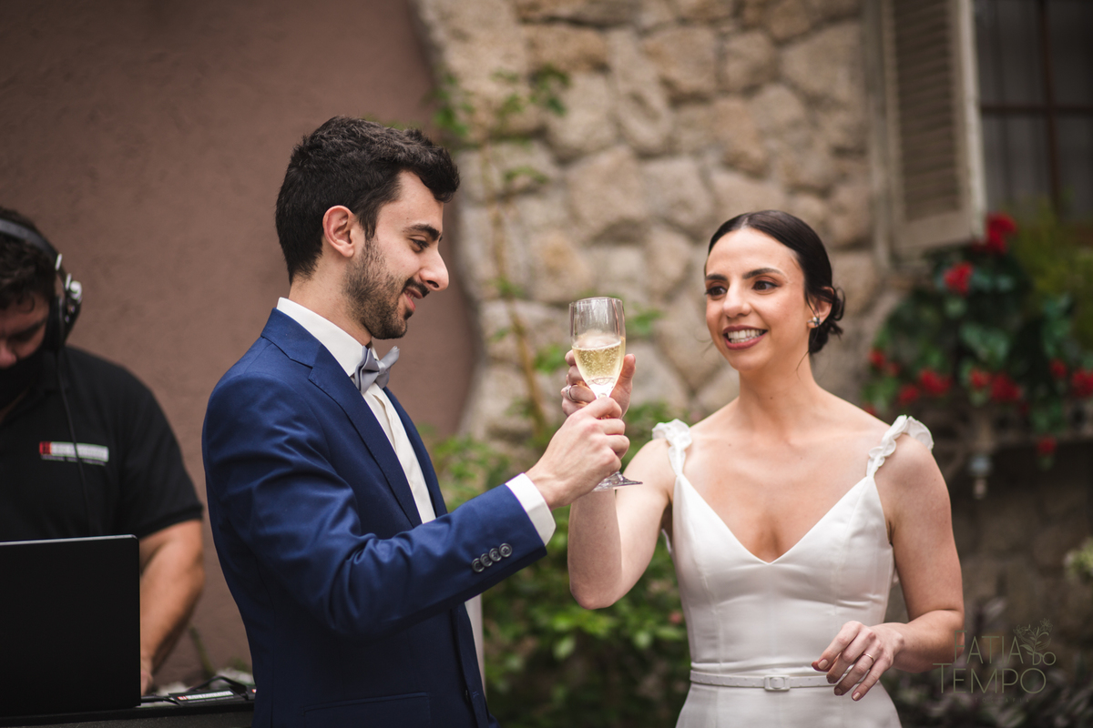 Pelle Capelli hair, Sitio São Jorge, Jardim Secreto, Igreja Santíssima Virgem, casamento na igreja, igreja, noiva classica, noivo de azul, noivo terno azul, familia em casamento, mini wedding, casamento pequeno, casamento intimista, buque da noiva