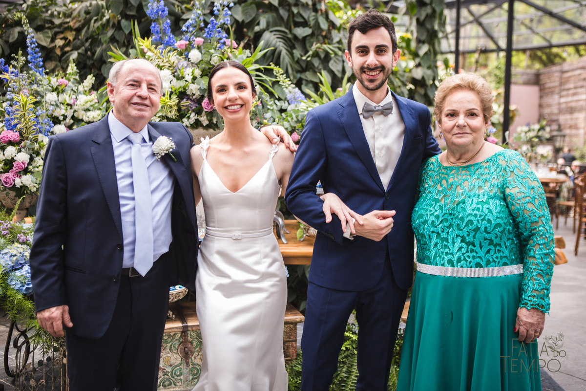 Pelle Capelli hair, Sitio São Jorge, Jardim Secreto, Igreja Santíssima Virgem, casamento na igreja, igreja, noiva classica, noivo de azul, noivo terno azul, familia em casamento, mini wedding, casamento pequeno, casamento intimista, buque da noiva