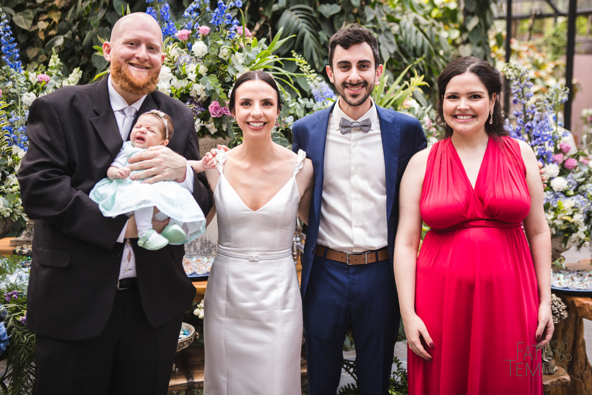 Pelle Capelli hair, Sitio São Jorge, Jardim Secreto, Igreja Santíssima Virgem, casamento na igreja, igreja, noiva classica, noivo de azul, noivo terno azul, familia em casamento, mini wedding, casamento pequeno, casamento intimista, buque da noiva