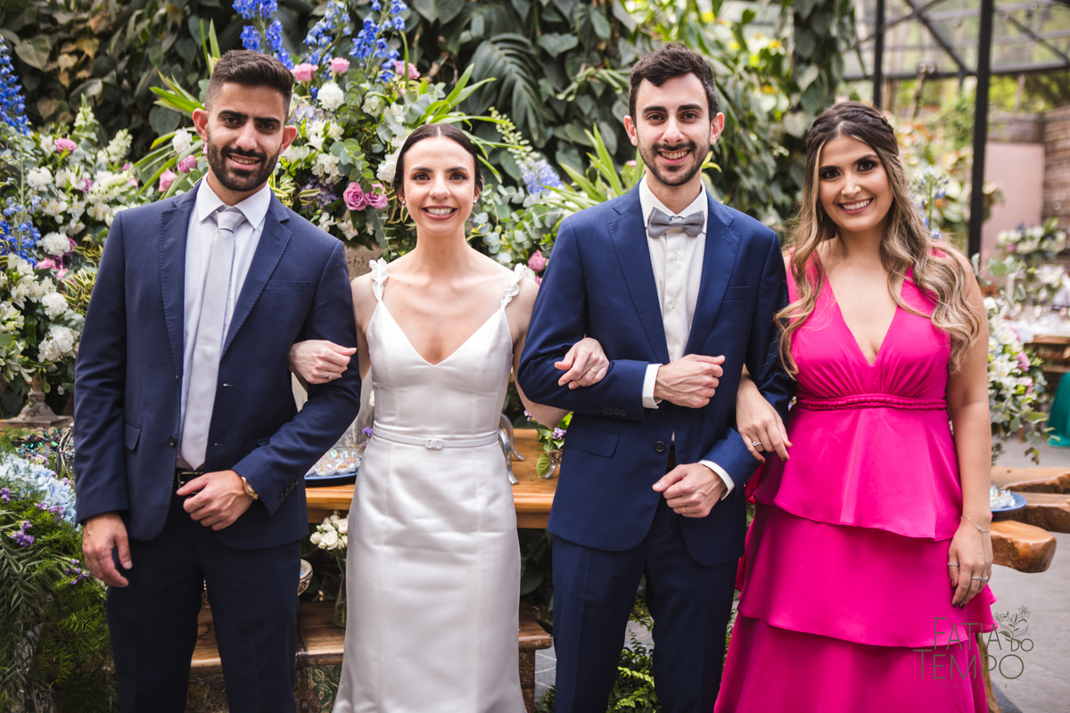 Pelle Capelli hair, Sitio São Jorge, Jardim Secreto, Igreja Santíssima Virgem, casamento na igreja, igreja, noiva classica, noivo de azul, noivo terno azul, familia em casamento, mini wedding, casamento pequeno, casamento intimista, buque da noiva