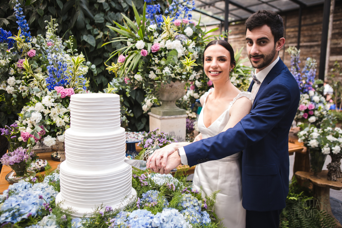 Pelle Capelli hair, Sitio São Jorge, Jardim Secreto, Igreja Santíssima Virgem, casamento na igreja, igreja, noiva classica, noivo de azul, noivo terno azul, familia em casamento, mini wedding, casamento pequeno, casamento intimista, buque da noiva
