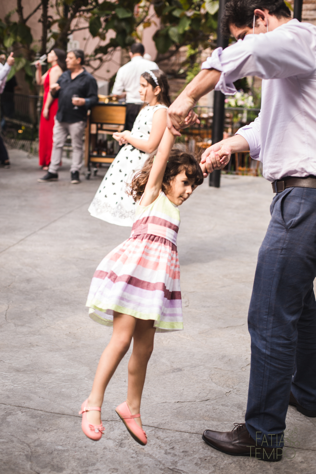 Pelle Capelli hair, Sitio São Jorge, Jardim Secreto, Igreja Santíssima Virgem, casamento na igreja, igreja, noiva classica, noivo de azul, noivo terno azul, familia em casamento, mini wedding, casamento pequeno, casamento intimista, buque da noiva