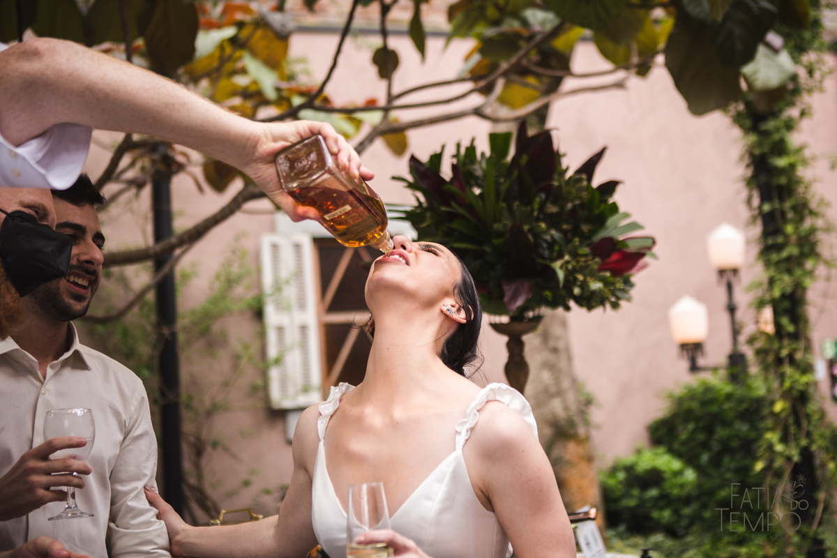 Pelle Capelli hair, Sitio São Jorge, Jardim Secreto, Igreja Santíssima Virgem, casamento na igreja, igreja, noiva classica, noivo de azul, noivo terno azul, familia em casamento, mini wedding, casamento pequeno, casamento intimista, buque da noiva