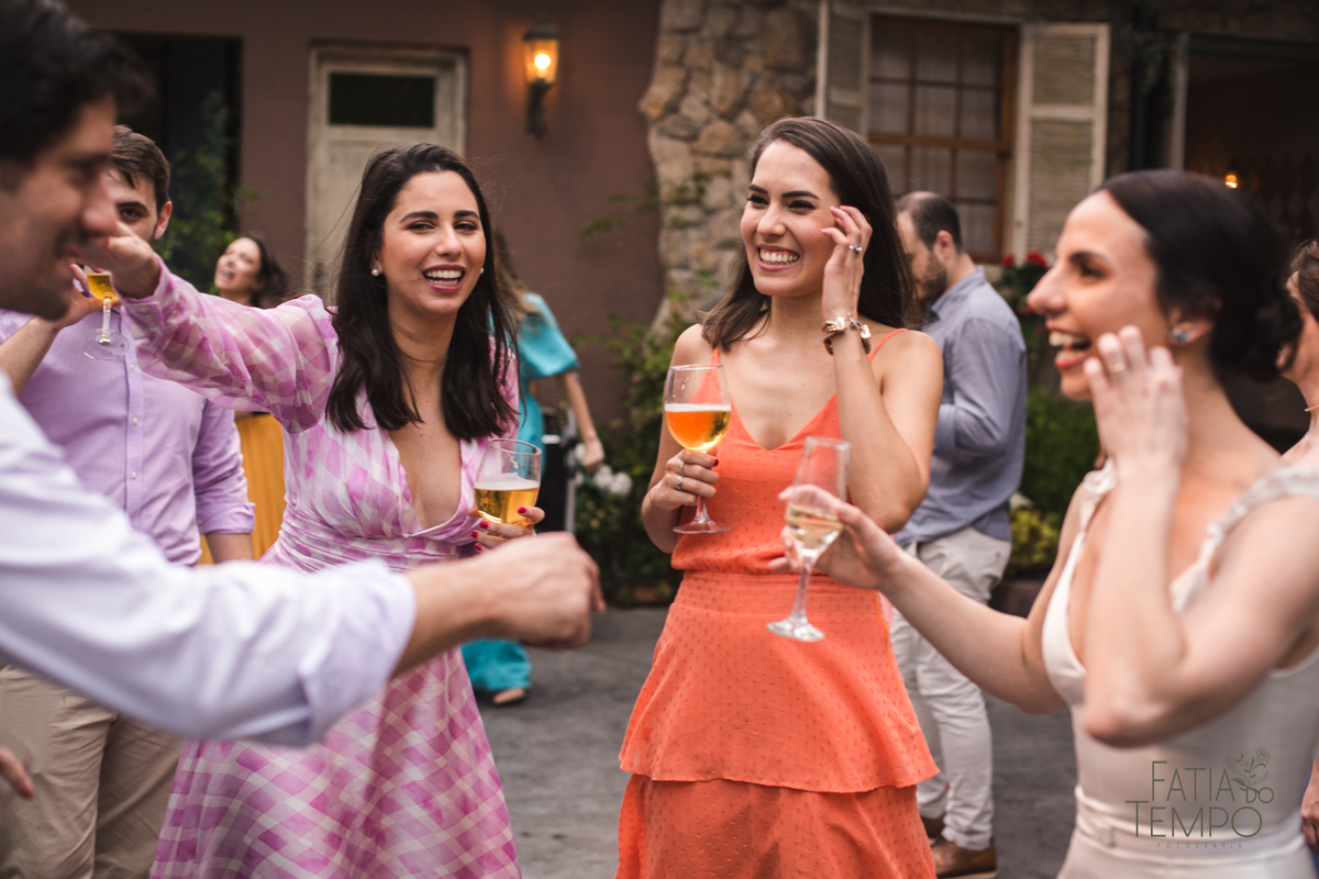 Pelle Capelli hair, Sitio São Jorge, Jardim Secreto, Igreja Santíssima Virgem, casamento na igreja, igreja, noiva classica, noivo de azul, noivo terno azul, familia em casamento, mini wedding, casamento pequeno, casamento intimista, buque da noiva