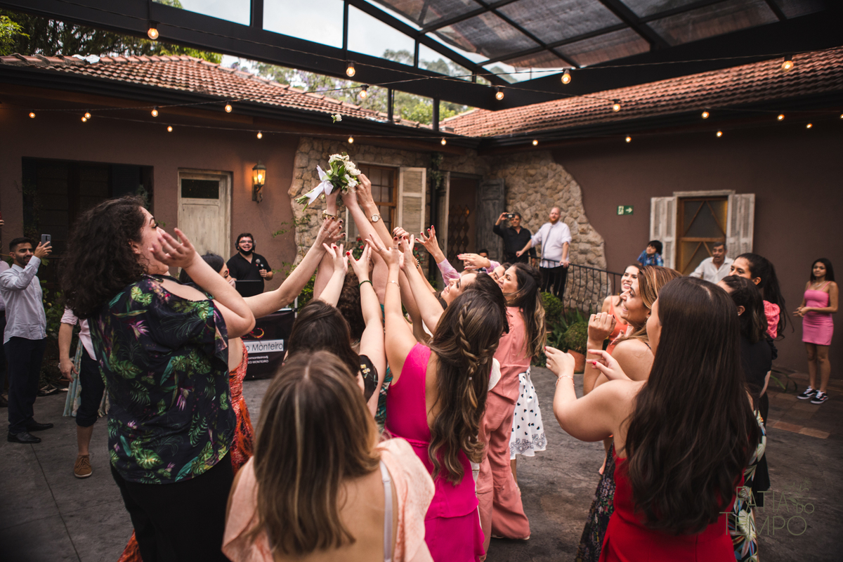 Pelle Capelli hair, Sitio São Jorge, Jardim Secreto, Igreja Santíssima Virgem, casamento na igreja, igreja, noiva classica, noivo de azul, noivo terno azul, familia em casamento, mini wedding, casamento pequeno, casamento intimista, buque da noiva