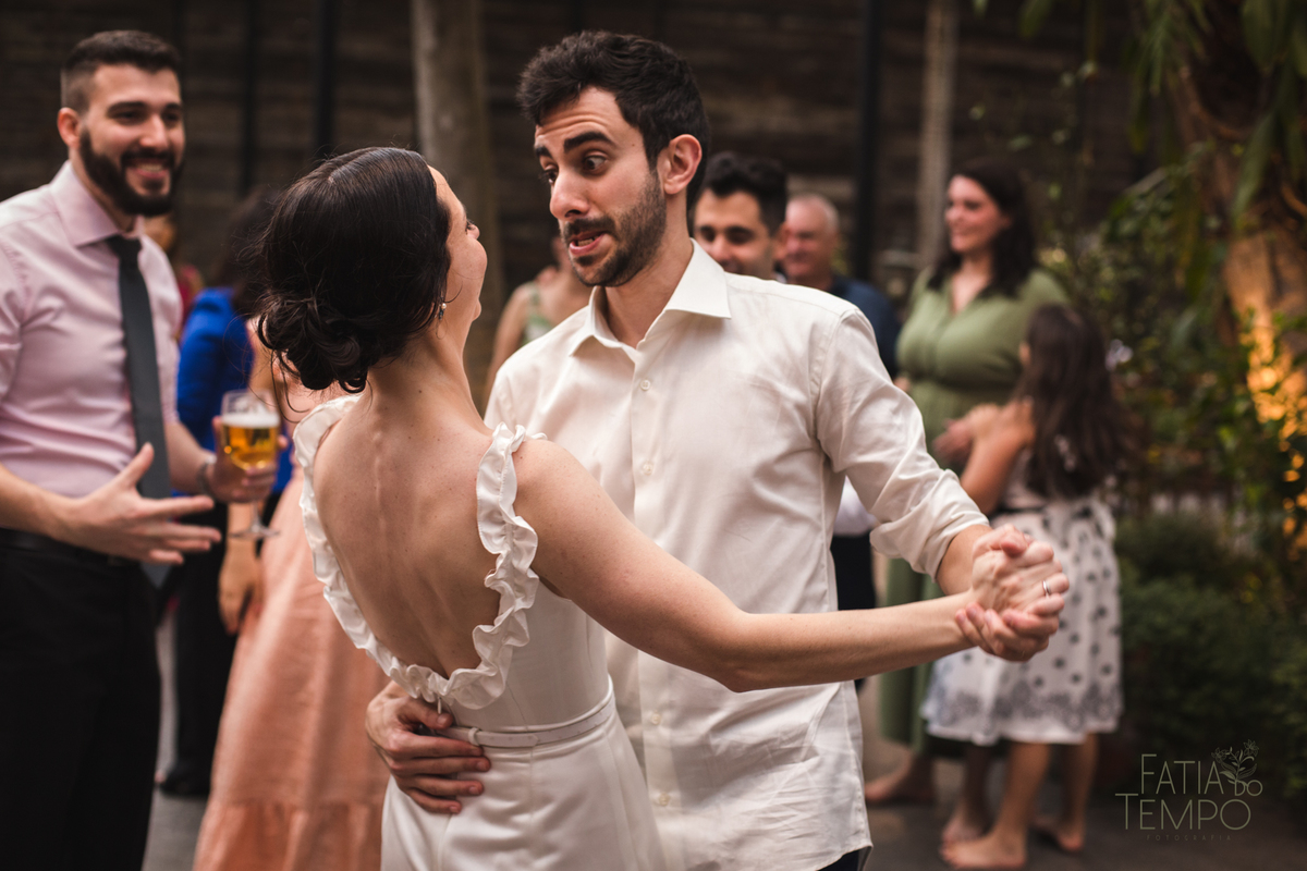 Pelle Capelli hair, Sitio São Jorge, Jardim Secreto, Igreja Santíssima Virgem, casamento na igreja, igreja, noiva classica, noivo de azul, noivo terno azul, familia em casamento, mini wedding, casamento pequeno, casamento intimista, buque da noiva