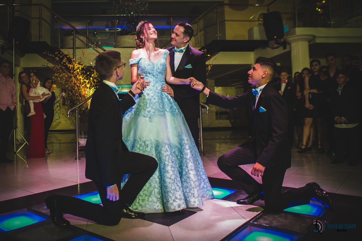 aniversario de 15 anos, debutante, festa de 15 anos, xv+1, 15+1, aniversario de adolescente, festa, balada de 15 anos, vestido de 15 anos, vestidos de 15 anos, debutante de azul, debutar, fazer 15 anos, adolescente