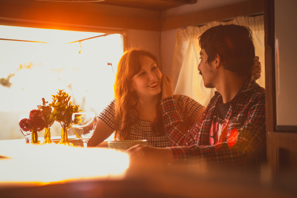ensaio pre casamento, ensaio pre wedding, ensaio de casais, ensaio no trailer, ensaio por do sol, ensaio intimista, ensaio roots, ensaio good vibe, casais good vibes, trailer para casais, ensaio antes do casamento, por do sol, ensaio com marshamello