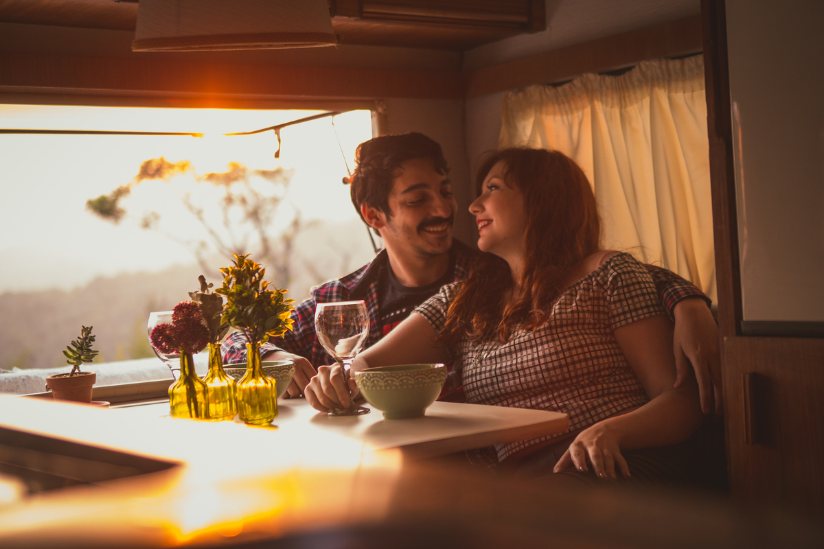 ensaio pre casamento, ensaio pre wedding, ensaio de casais, ensaio no trailer, ensaio por do sol, ensaio intimista, ensaio roots, ensaio good vibe, casais good vibes, trailer para casais, ensaio antes do casamento, por do sol, ensaio com marshamello