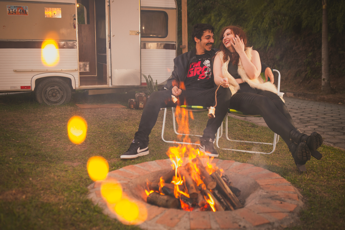 ensaio pre casamento, ensaio pre wedding, ensaio de casais, ensaio no trailer, ensaio por do sol, ensaio intimista, ensaio roots, ensaio good vibe, casais good vibes, trailer para casais, ensaio antes do casamento, por do sol, ensaio com marshamello