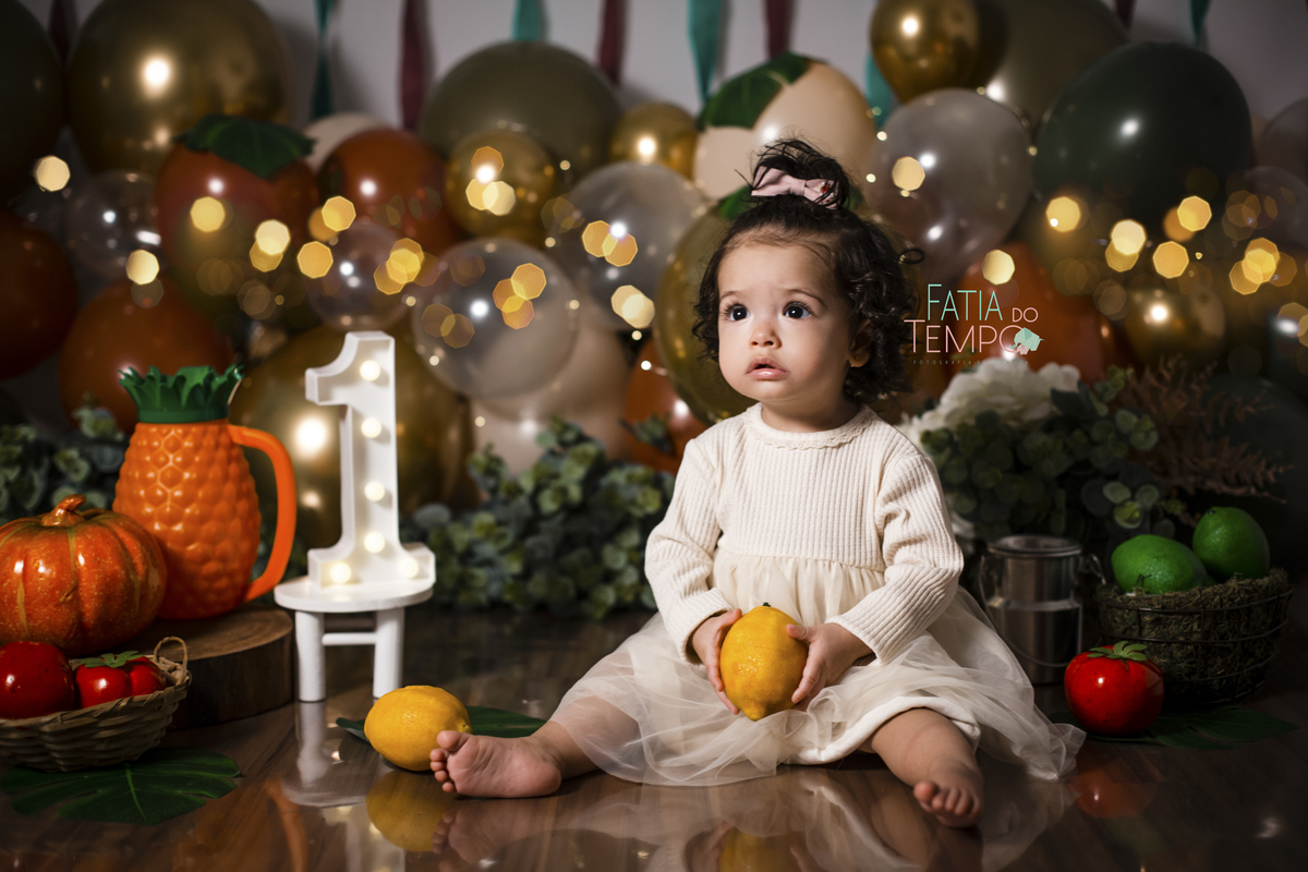 Smash the fruit, smash the cake, bolo de frutas, inspiracao smash the cake, bebe sem açucar, bolo sem açucar, ensaio de 1 aninho, ensaio de 1 ano, mae de menina, ensaio de 1 ano em estúdio, estúdio em são caetano do sul, estúdio no abc, estudio fotografic