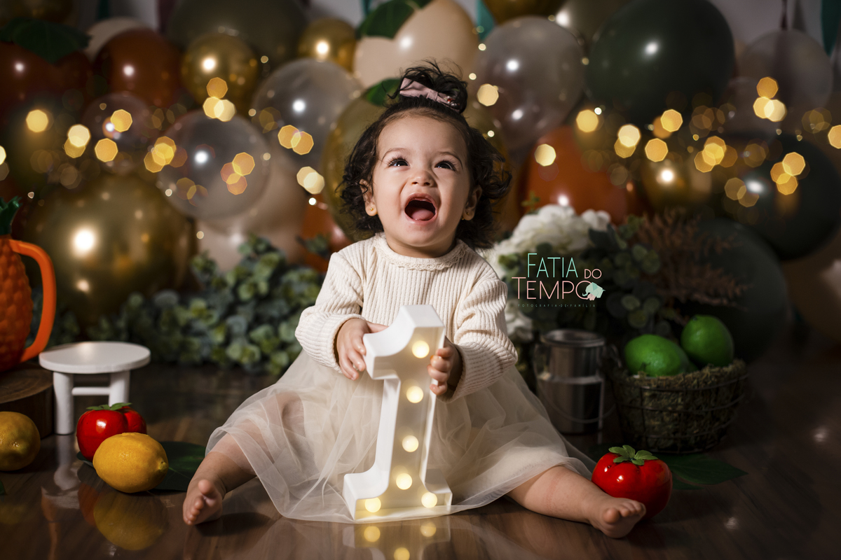 Smash the fruit, smash the cake, bolo de frutas, inspiracao smash the cake, bebe sem açucar, bolo sem açucar, ensaio de 1 aninho, ensaio de 1 ano, mae de menina, ensaio de 1 ano em estúdio, estúdio em são caetano do sul, estúdio no abc, estudio fotografic