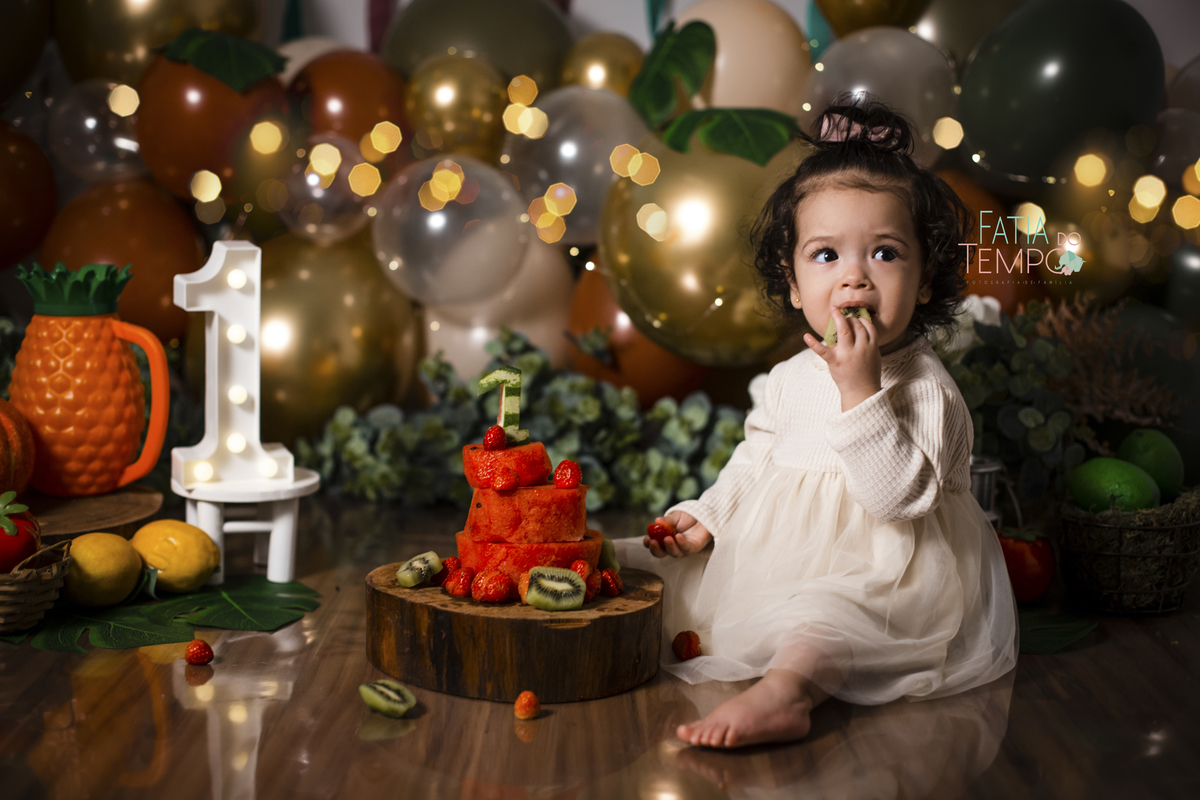 Smash the fruit, smash the cake, bolo de frutas, inspiracao smash the cake, bebe sem açucar, bolo sem açucar, ensaio de 1 aninho, ensaio de 1 ano, mae de menina, ensaio de 1 ano em estúdio, estúdio em são caetano do sul, estúdio no abc, estudio fotografic