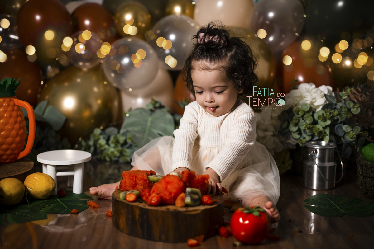 Smash the fruit, smash the cake, bolo de frutas, inspiracao smash the cake, bebe sem açucar, bolo sem açucar, ensaio de 1 aninho, ensaio de 1 ano, mae de menina, ensaio de 1 ano em estúdio, estúdio em são caetano do sul, estúdio no abc, estudio fotografic