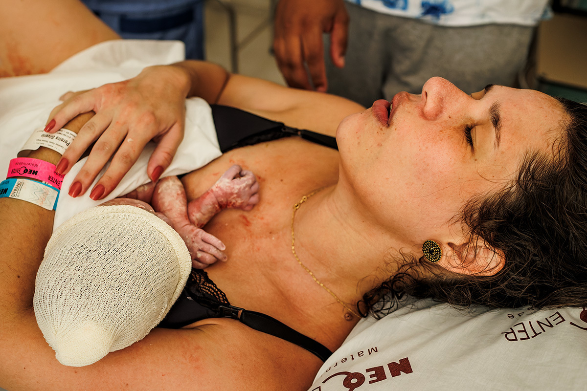 emoção da mulher por ter um parto natural após cesárea