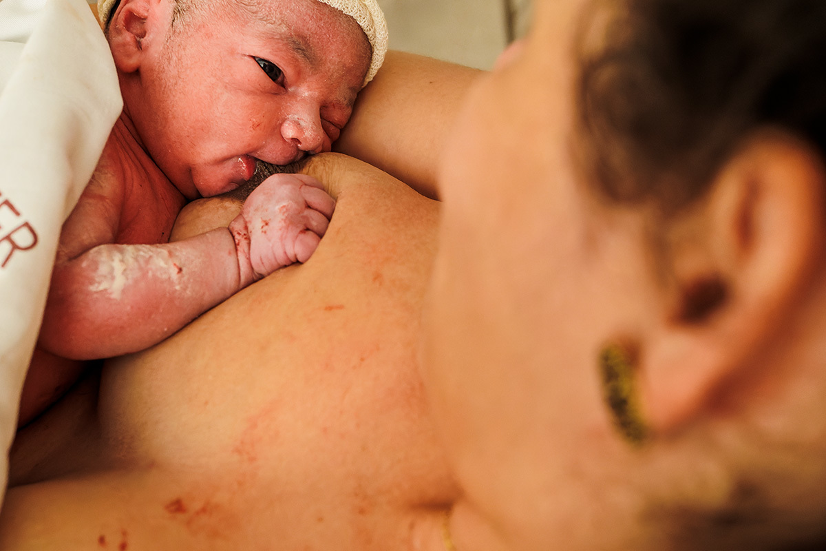 bebê amamentando na hora de ouro