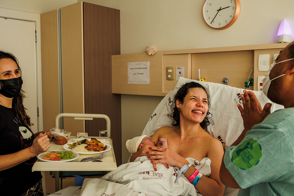 mulher alimentando após o parto natural