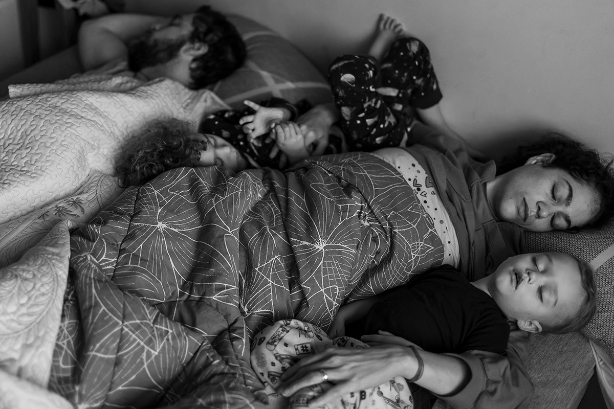família dormindo ao amanhecer