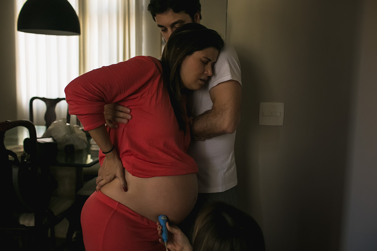 foto de mãe entrando em trabalho de parto por adrianacostafotos