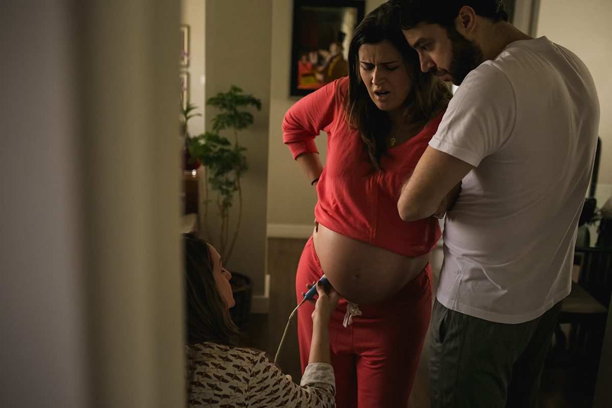 marido ajudando esposa no trabalho de parto em uma foto feita por Adriana Costa