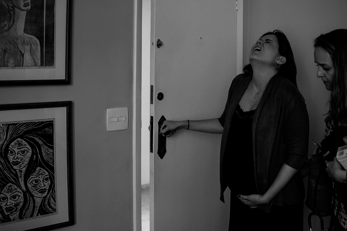 foto de adrianacostafotos de mãe saindo de casa para maternidade