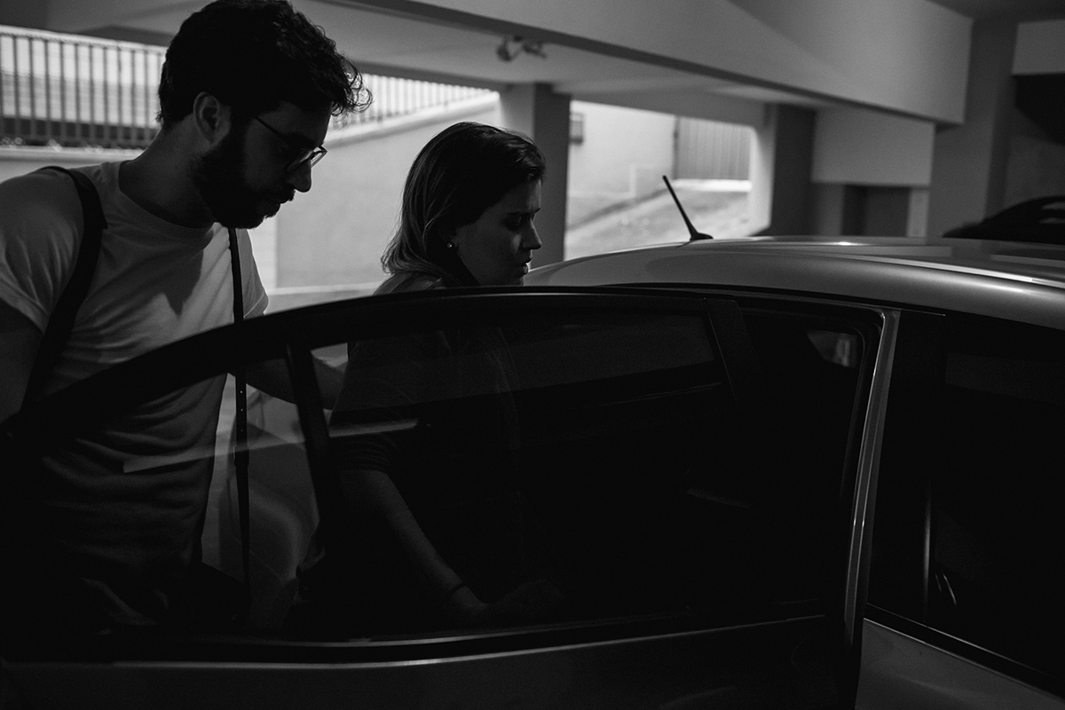 mãe e marido entrando no carro para ir para a maternidade santa fe em BH