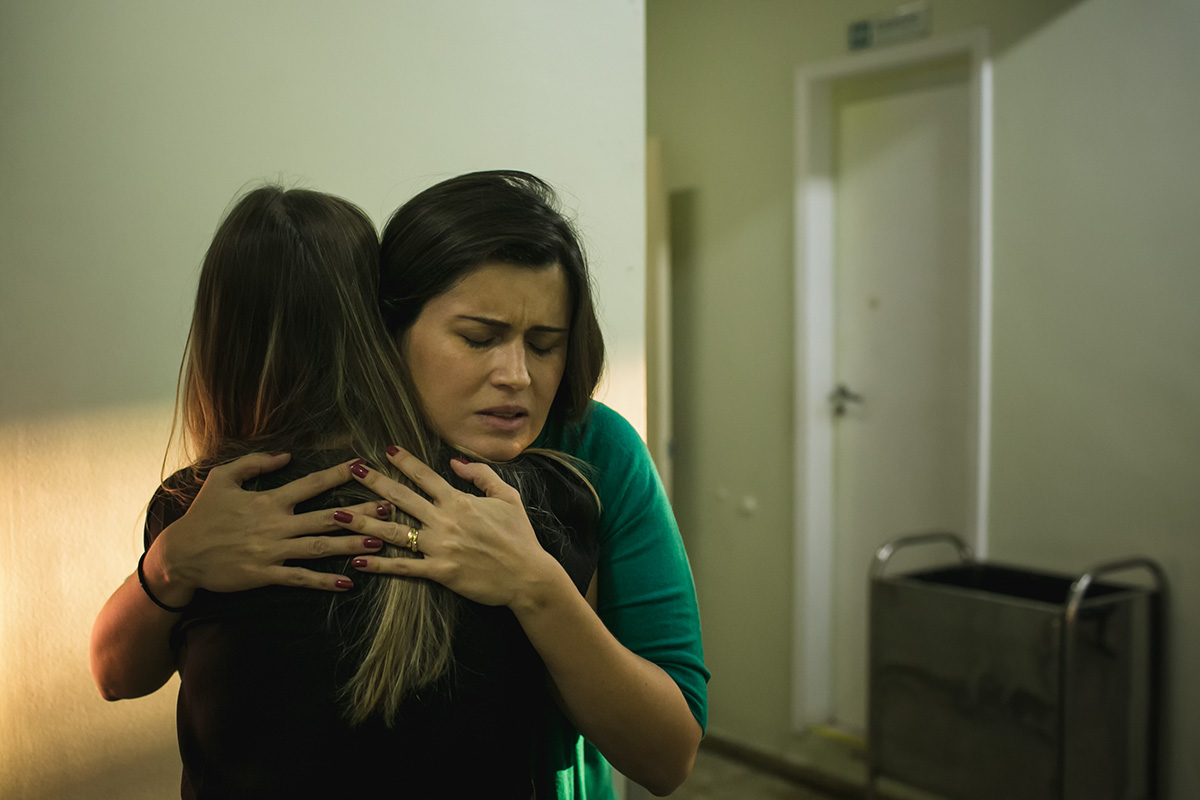 obstetra recebe gestante com abraço na maternidade em uma foto de  adrianacostafotos