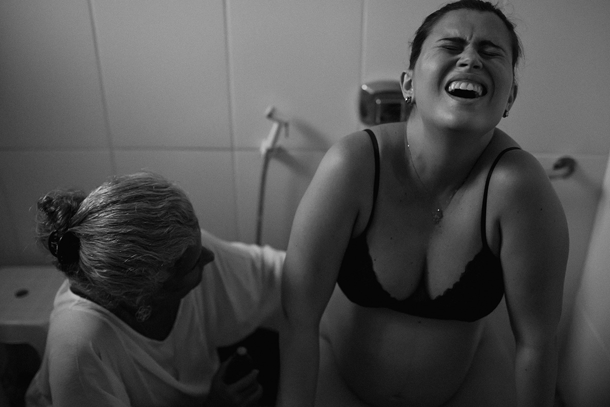 doula examina gestante em momento de contração