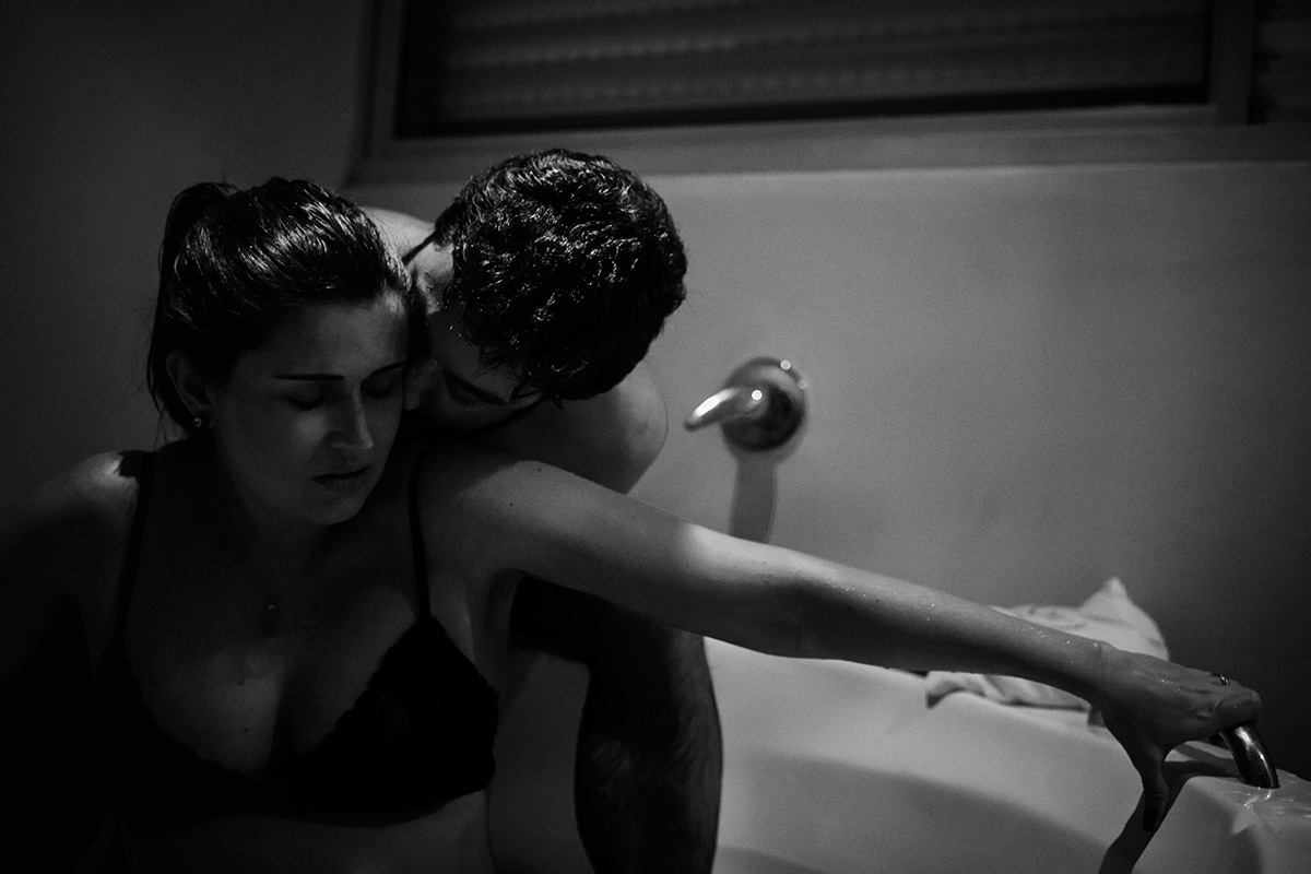 marido abraça esposa durante parto humanizado na água