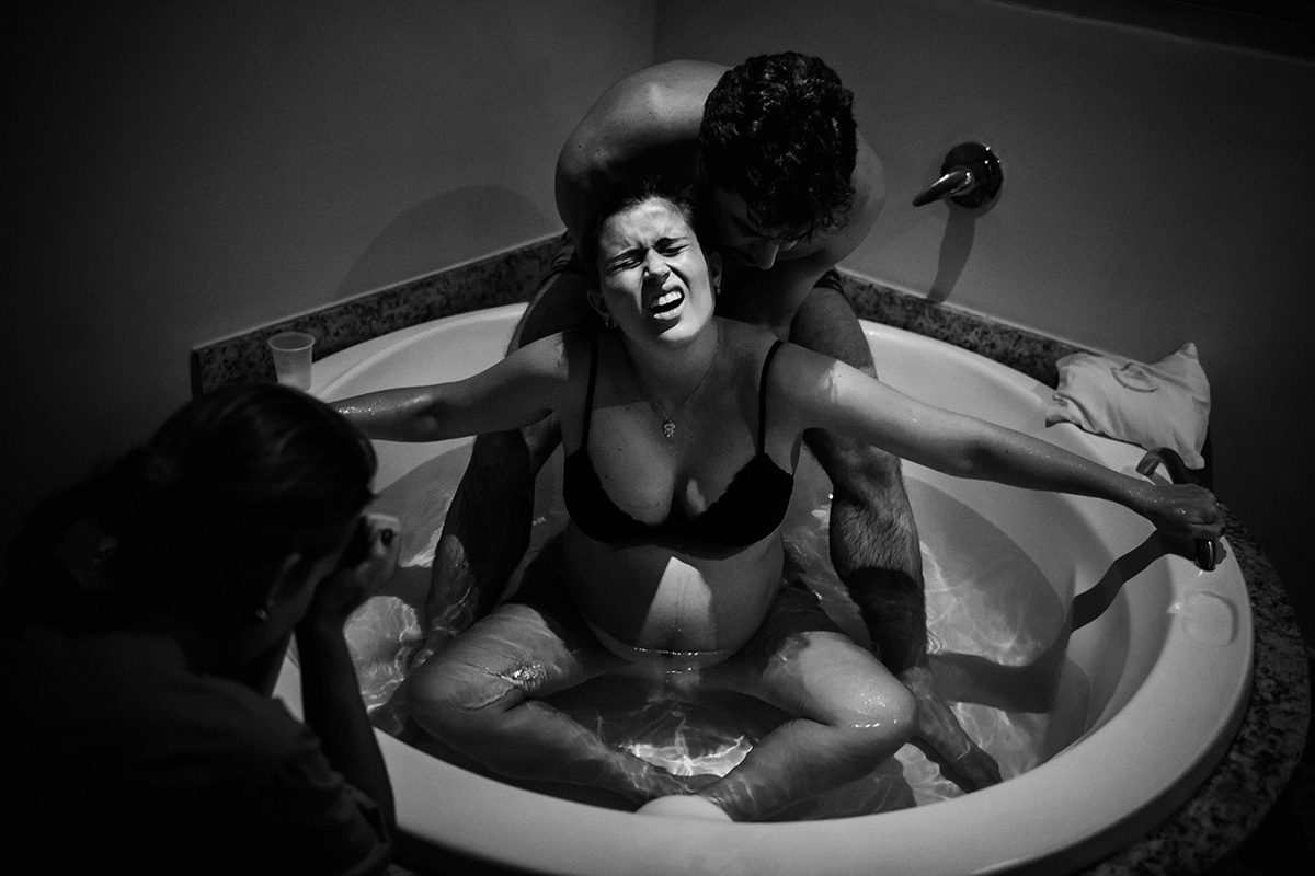 obstetra e pai apoiam gestante no parto humanizado em foto de adrianacostafotos