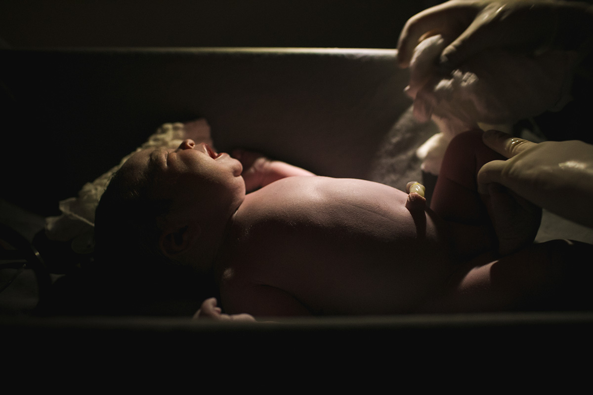 bebê sendo examinado após nascimento pela pediatra