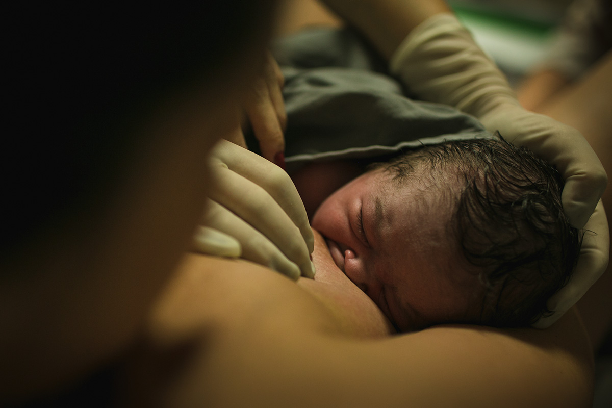 foto do primeiro aleitamento do bebê após nascimento por adrianacostafotos