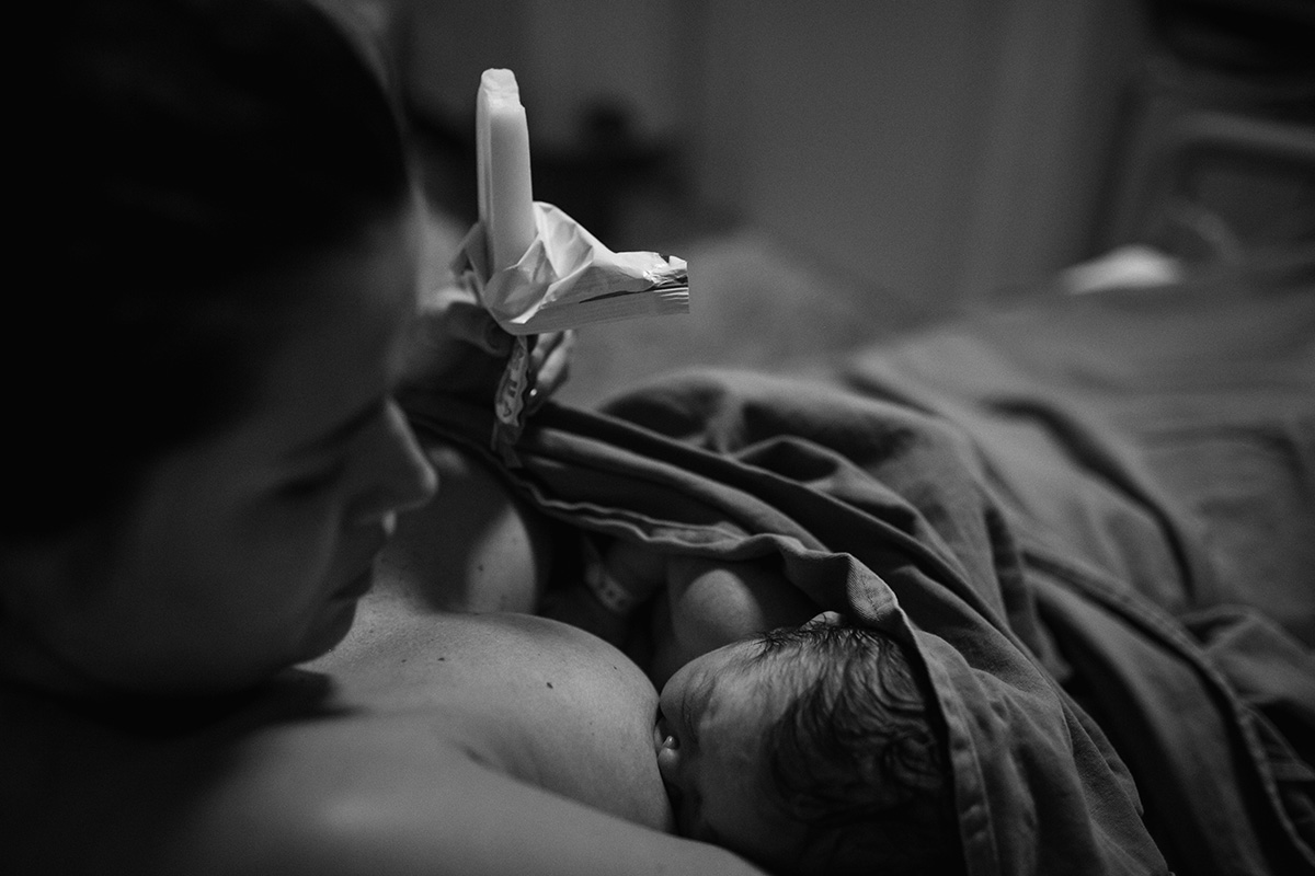 mãe chupa picolé durante primeiro aleitamento de seu filho