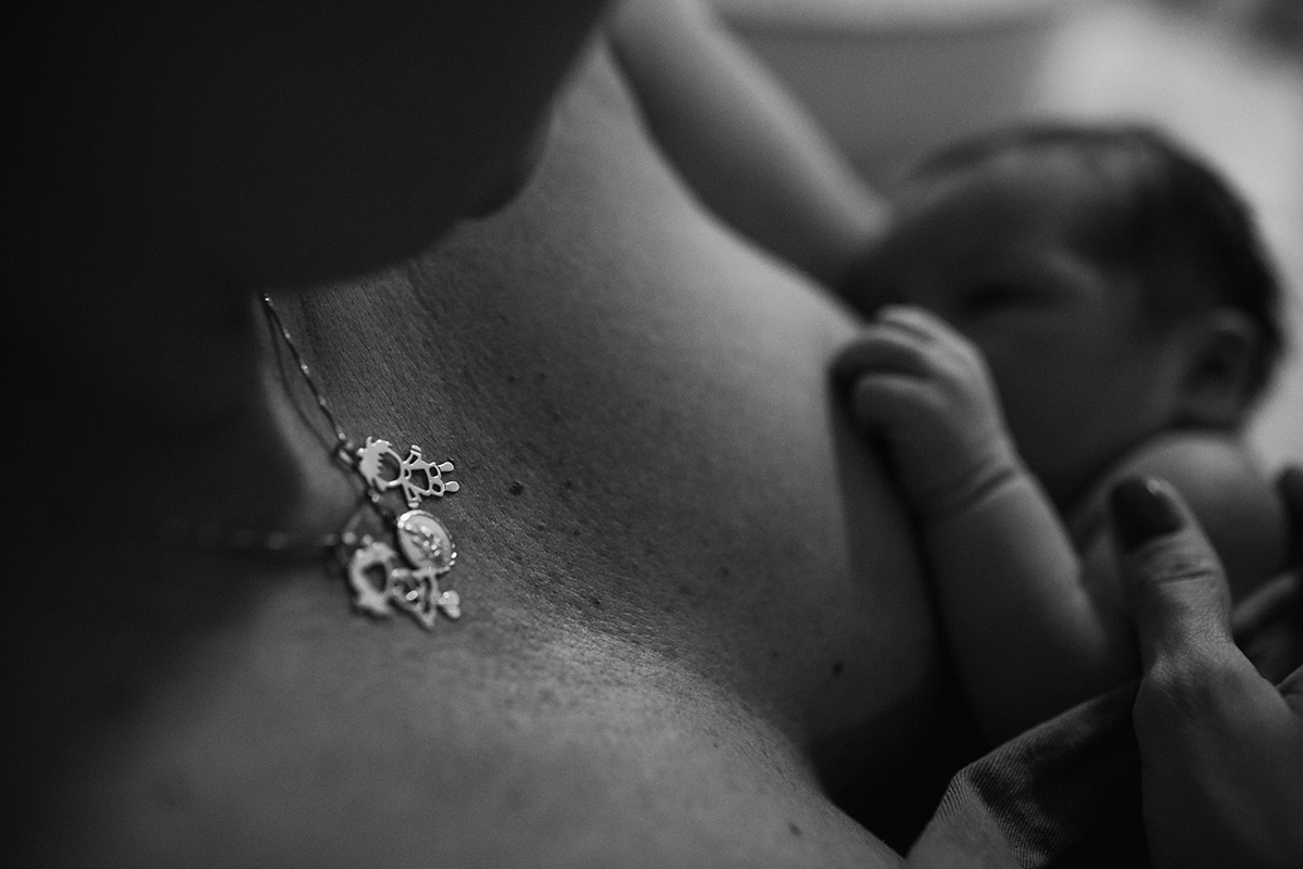 mãe com seu segundo filho que acaba de nascer de parto natural humanizado