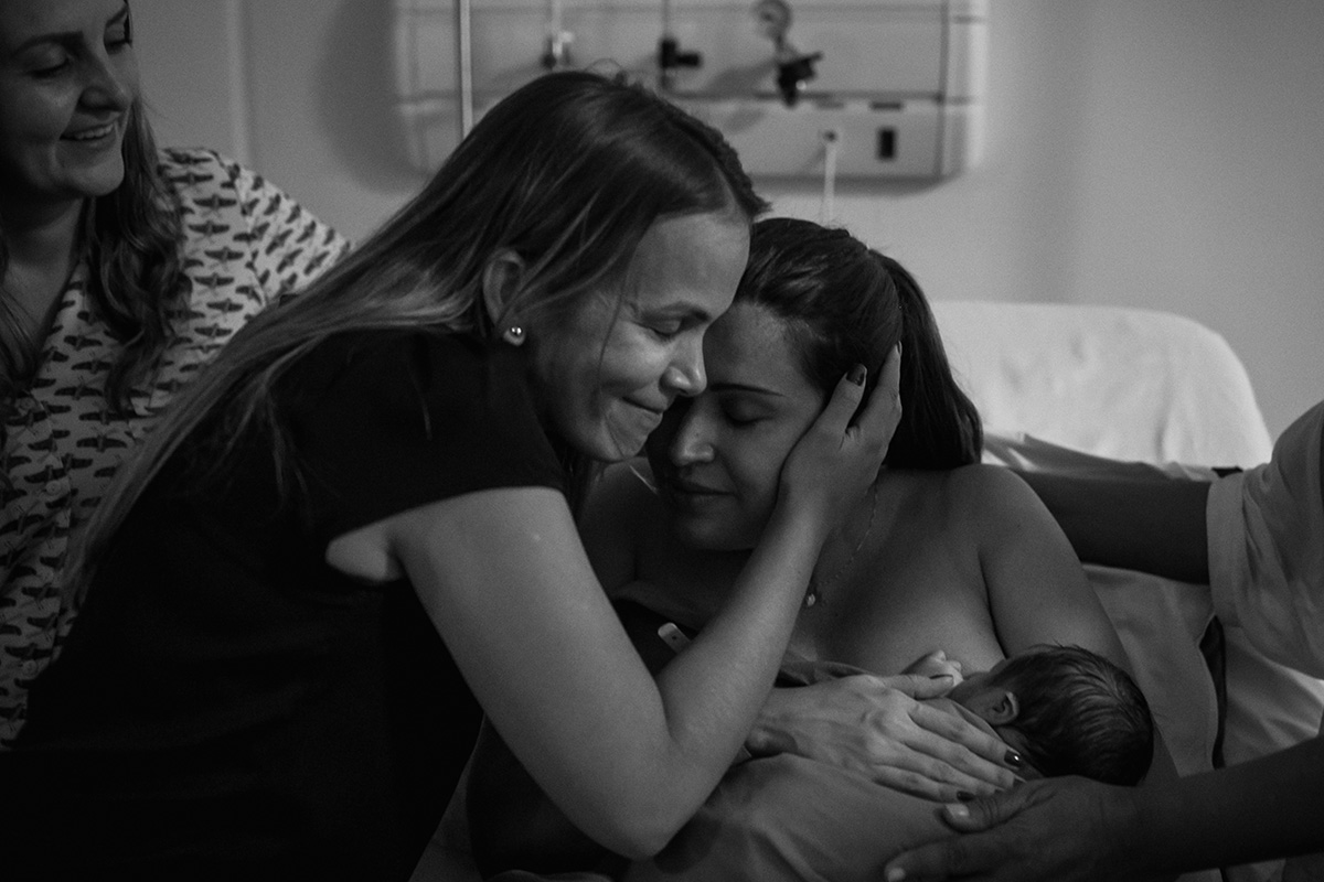 obstetra parabeniza sua cliente após o parto