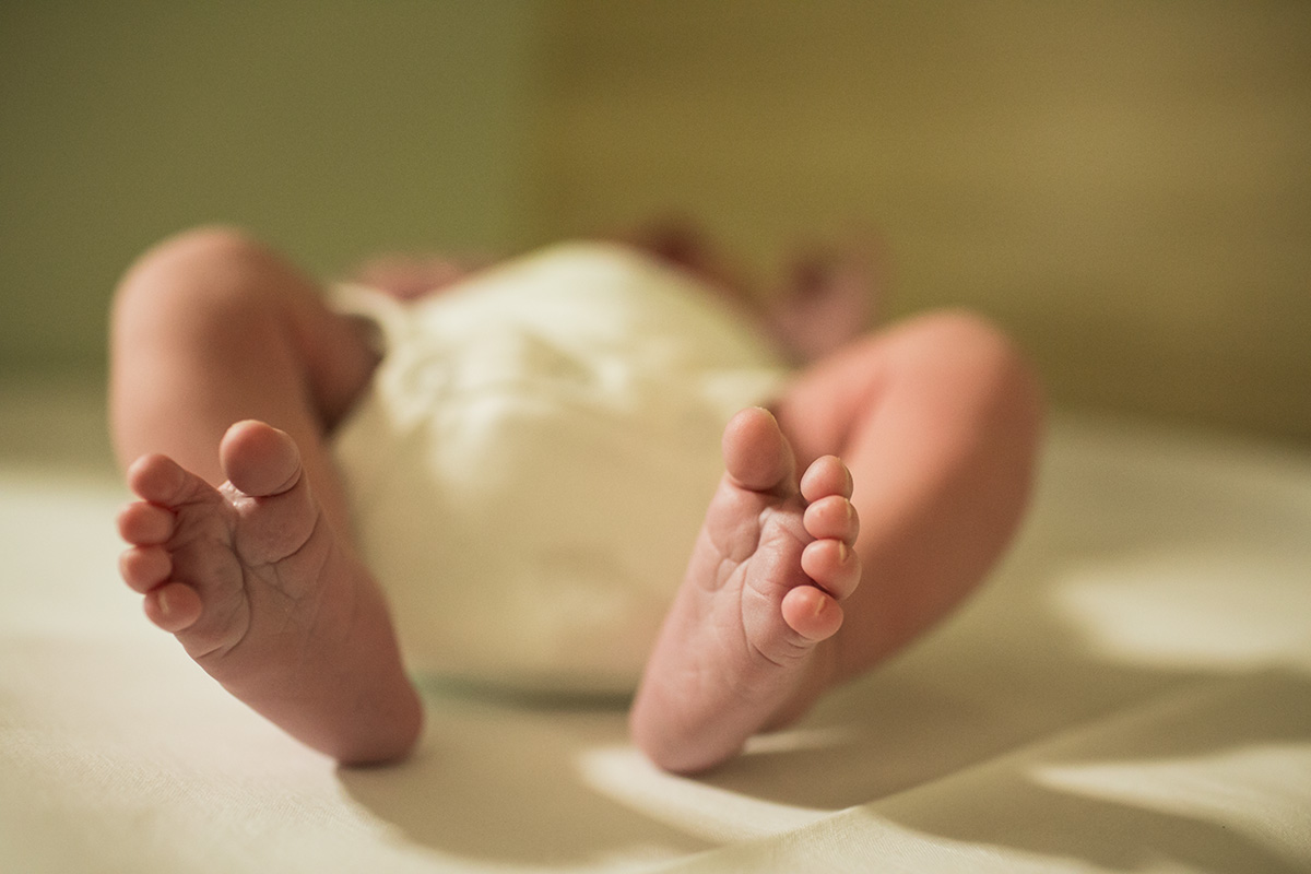 pezinhos do bebê logo após o parto