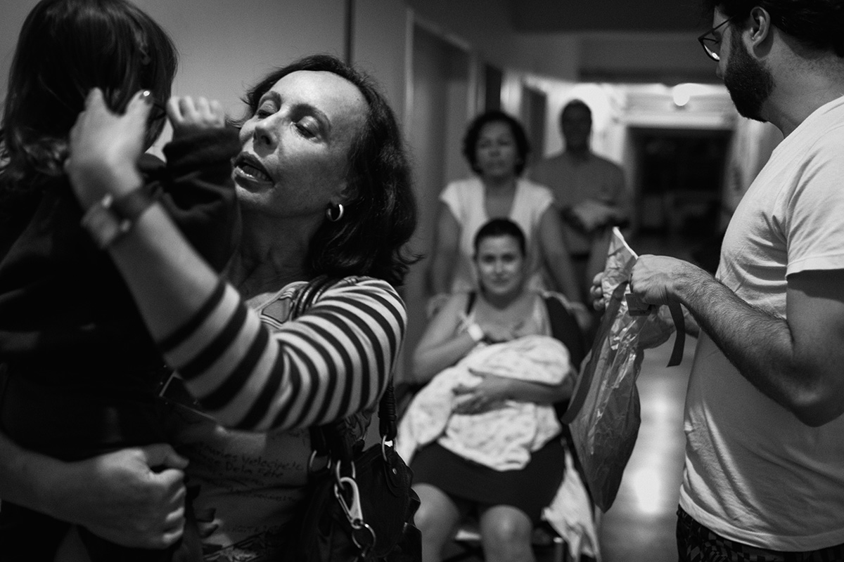 primeira filha do casal recebe os pais no quarto da maternidade com seu irmãozinho que acaba de nascer